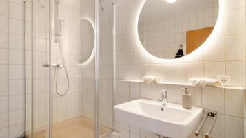 Douche, sĂšche-cheveux, serviettes fournies