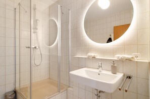 Douche, sèche-cheveux, serviettes fournies