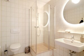 Shower, hair dryer, towels - Room 'Konstanz' with Shared Terrace, Shared Garden and Wi-Fi (Salem)