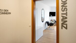A hallway with a door leading to a room labeled 'KONSTANTZ.' - Room 'Konstanz' with Shared Terrace, Shared Garden and Wi-Fi (Salem)