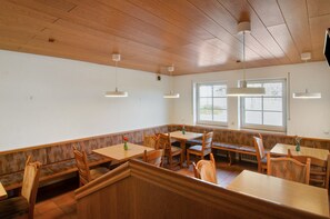 Dining - Room 'Meersburg' with shared terrace and Wi-Fi (Salem)