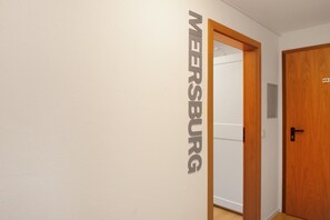 Interior - Room 'Meersburg' with shared terrace and Wi-Fi (Salem)