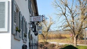 A building with a sign reading 'Gasthof Schweirt.' - Room 'Meersburg' with shared terrace and Wi-Fi (Salem)