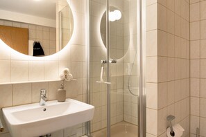 Suihku, hiustenkuivaaja, pyyhkeet