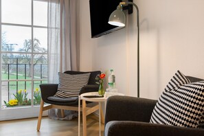 TV, table tennis - Room 'Meersburg' with shared terrace and Wi-Fi (Salem)