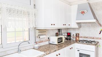 Een koelkast, een magnetron, een oven, een broodrooster