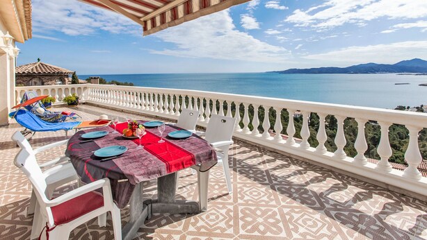 Una terraza con una mesa para dos, con vista al mar.