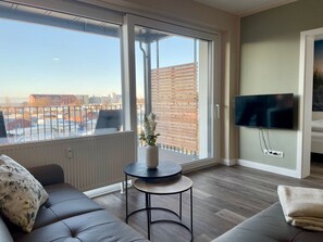 Fernseher, Tischtennisplatte, Stereoanlage