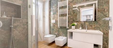 Shower, free toiletries, hair dryer, bidet