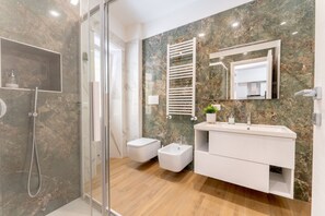 Shower, free toiletries, hair dryer, bidet
