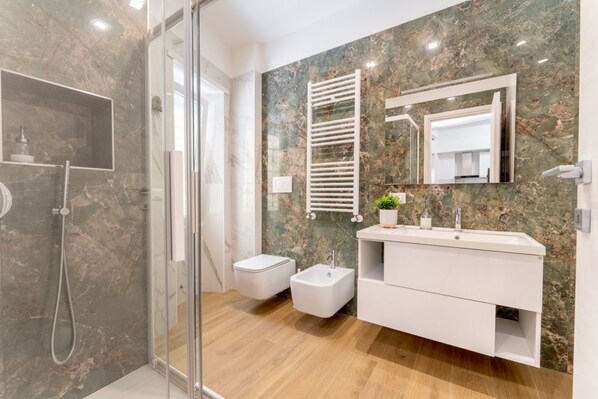 Shower, free toiletries, hair dryer, bidet