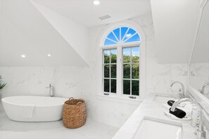 Een haardroger, handdoeken, toiletpapier