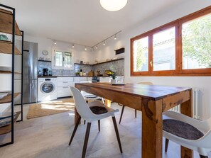 Geladeira, micro-ondas, fogão, talheres/pratos/utensílios de cozinha