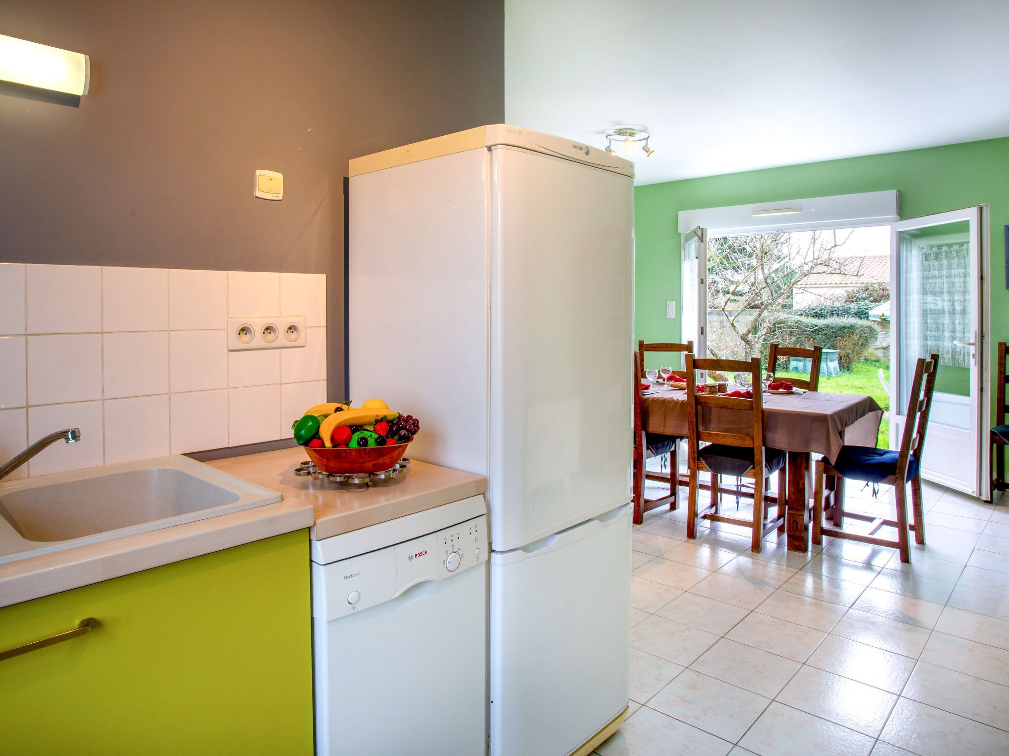 Réfrigérateur, micro-ondes, four, lave-vaisselle