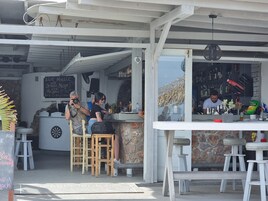 Bar junto a la piscina