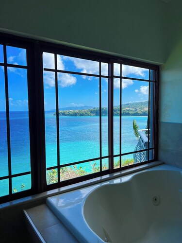 Panoramic Ocean View 6-bedroom villa & guest home - WiFi, AC min from Ocho Rios