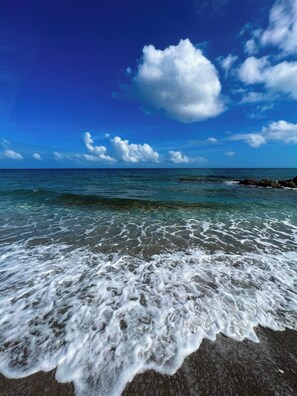 En la playa y camastros 