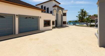 Panoramic Ocean View 6-bedroom villa - WiFi, AC min from Ocho Rios