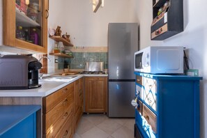 Jääkaappi, mikroaaltouuni, liesi, astianpesukone