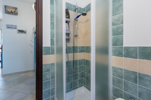 Dusche, Haartrockner, Bidet, Handtücher