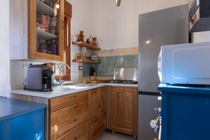 Réfrigérateur, micro-ondes, plaque de cuisson, lave-vaisselle