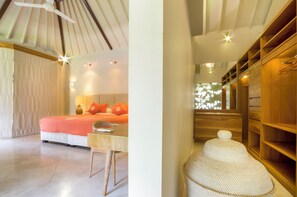 Ein Schlafzimmer mit Bett, Tisch und Kleiderschrank.