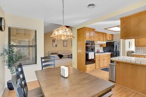 Dining - Spacious 4-bedroom Home (yuba city)