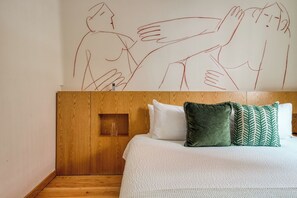 Tabla de planchar con plancha, wifi y ropa de cama 