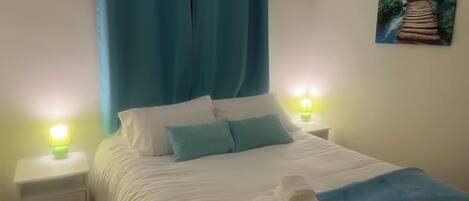 3 chambres, bureau, fer et planche à repasser, lit parapluie