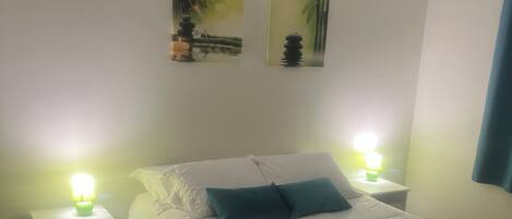 3 عدّة غرف نوم ومكتب ومكواة/لوح كي وسرير سفر