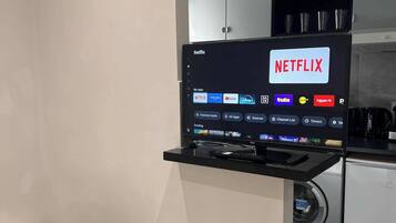 Een strijkplank/strijkijzer, wifi, beddengoed