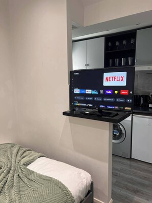 Iron/ironing board, WiFi, bed sheets