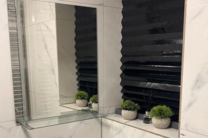 Dusj, hårføner og håndklær