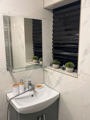 Dusj, hårføner og håndklær