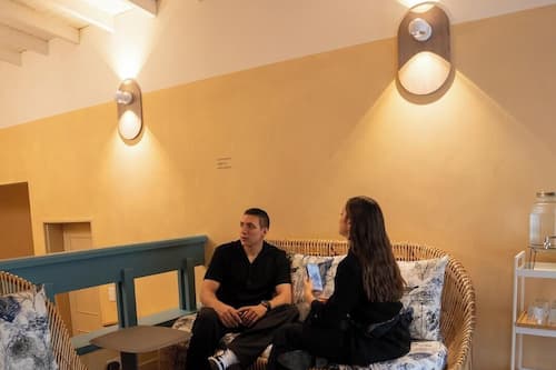Habitación doble clásica, vista al jardín | Área de sala de estar