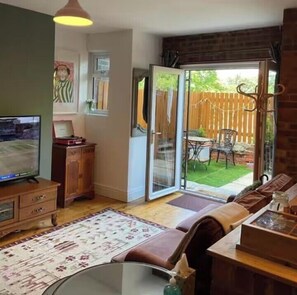 TV, stereo - Rock Studio - Free Parking & WiFi Near City Centre (Leeds)