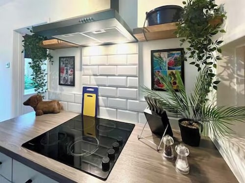 2 Bed - Sleeps 6 - Parking - Town Centre