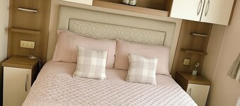 2 Bed Lodge Sleeps 6 with Free Parking - WiFi - Tv