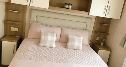 2 Bed Lodge Sleeps 6 with Free Parking - WiFi - Tv