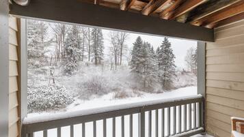 Condo, 3 Bedrooms | Property grounds