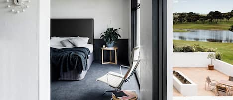 Suite studio classique | Literie de qualité, lit avec matelas à plateau-coussin, bureau