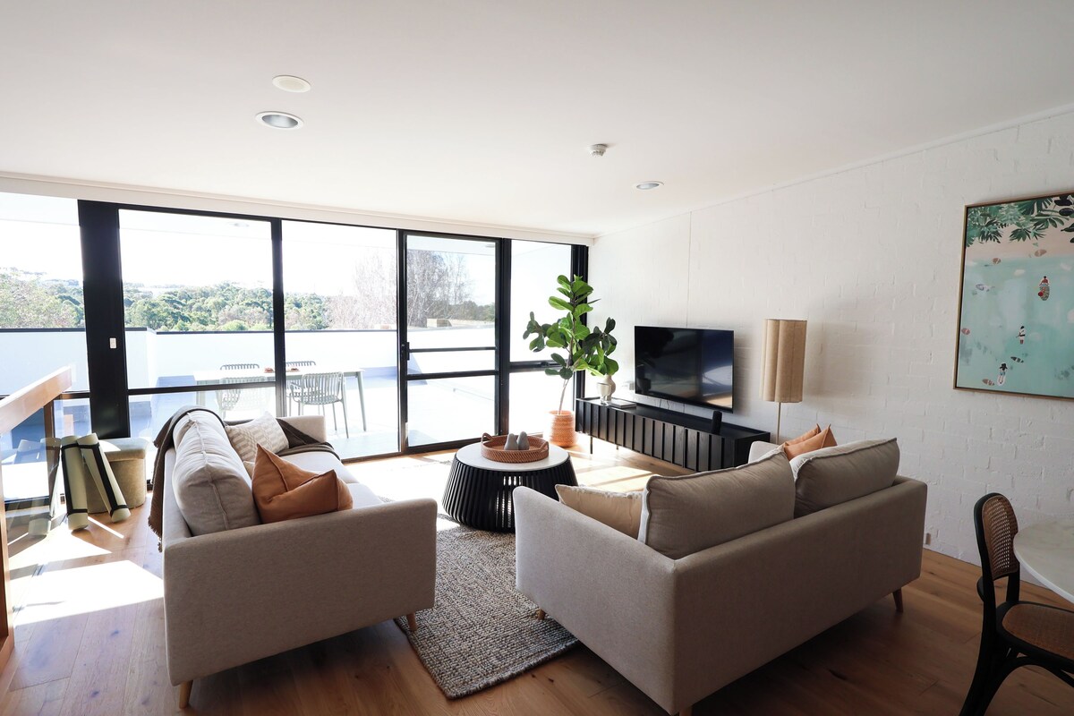 Deluxe Apartment | Living area | 40-inch flat-screen TV with digital channels