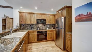 Condo, 1 phòng ngủ | Bếp riêng | Lò nướng, dụng cụ pha cà phê/trà, lò nướng bánh mì