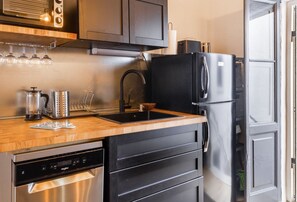 Fridge, oven, stovetop, dishwasher