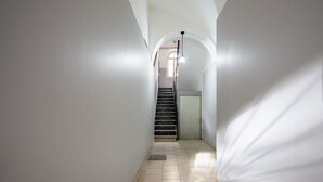 A narrow hallway with a staircase leading to a landing. - GuestHost - Urban Nest - Comfy Studio in the Heart of Bari (Bari)