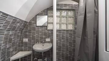Dusche, Haartrockner, Bidet, HandtĂŒcher
