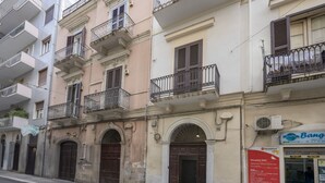 A multi-story building with balconies, a storefront, and a sign for Banglalink SNC. - GuestHost - Urban Nest - Comfy Studio in the Heart of Bari (Bari)