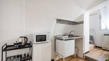 Réfrigérateur, micro-ondes, plaque de cuisson, bouilloire électrique