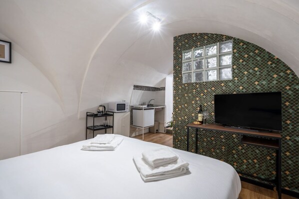 Iron/ironing board, WiFi, bed sheets