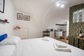 Iron/ironing board, WiFi, bed sheets